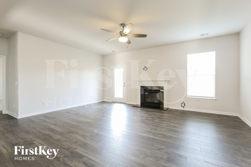 Building Photo - 513 Hillpark Ln