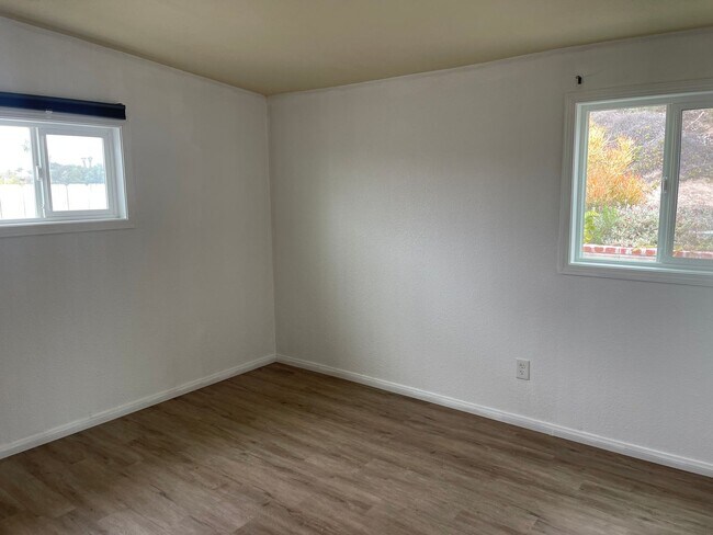 Building Photo - 3 Bed, 2 Bath House, New Kitchen plus 2 Bonus Rooms/Office in La Mesa!