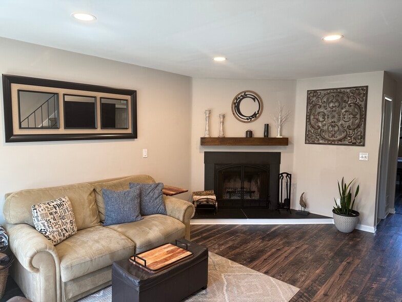 Building Photo - 118 N Bridge St