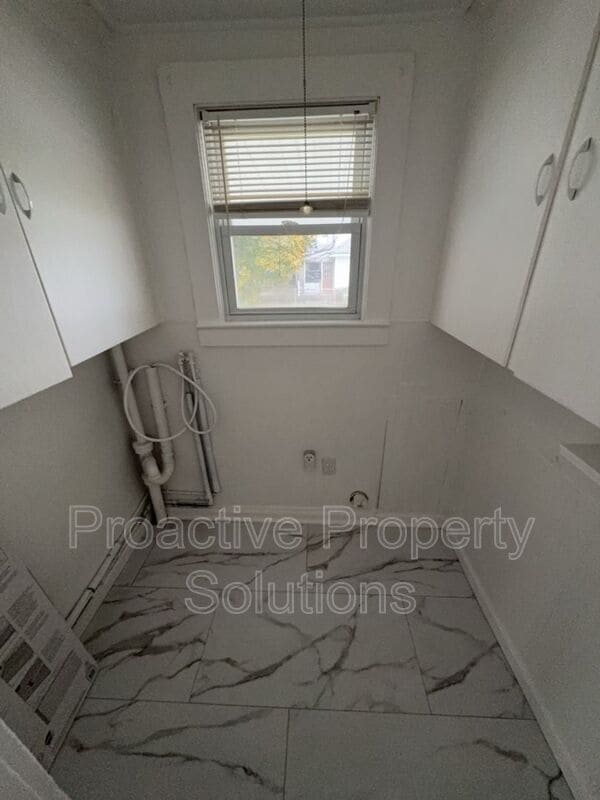 Building Photo - 718-720 Archbald St