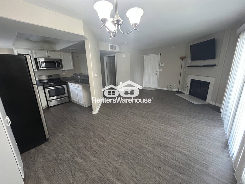 Building Photo - 970 N Sloan Ln