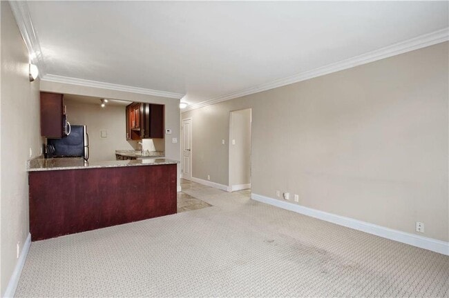 Building Photo - 700 E 8th St