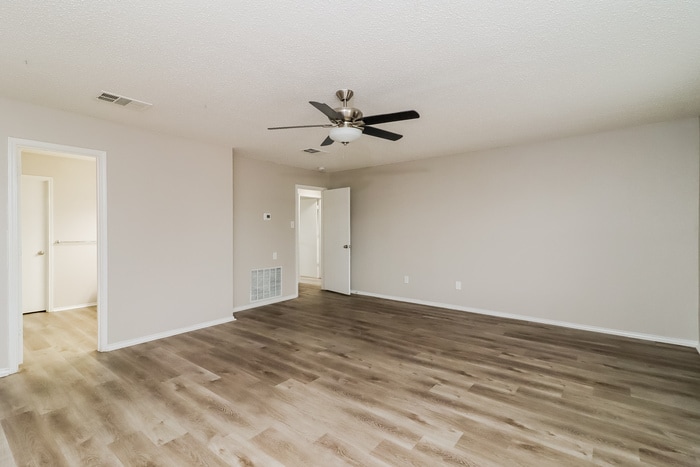 Building Photo - 525 Linacre Dr