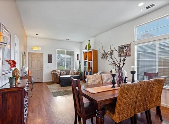 Building Photo - 2085 Pinehurst Ct