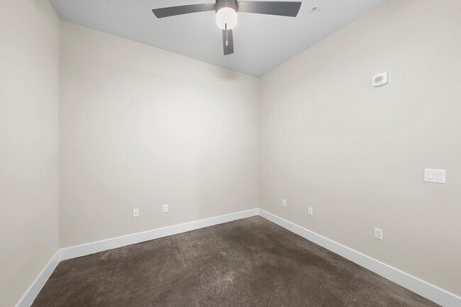 Building Photo - 1825 N San Jacinto Street Unit 641