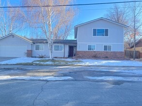 Building Photo - Large 5 Bedroom off of Mayberry Dr.