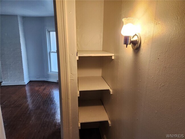 Building Photo - 325 Breckenridge St