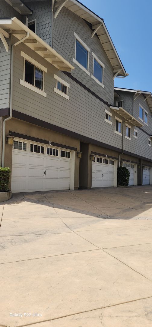 Building Photo - Spacious and freshly updated 2 bedroom, 2 ...