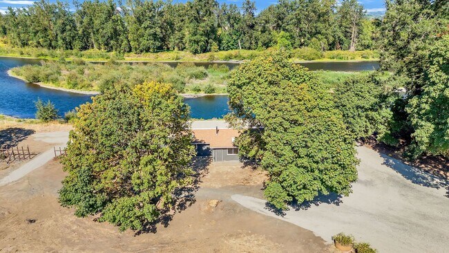 Building Photo - 39601 Santiam Bluffs Rd NE