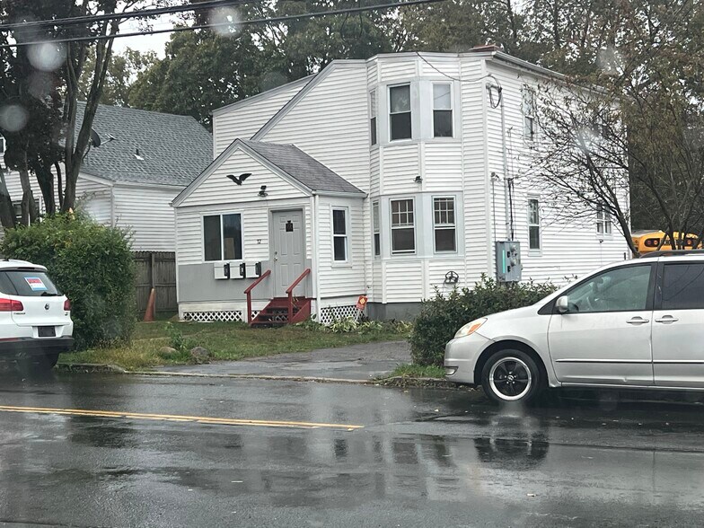 Building Photo - 72 Maple St