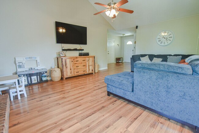 Building Photo - Pet Friendly Three Bedroom!