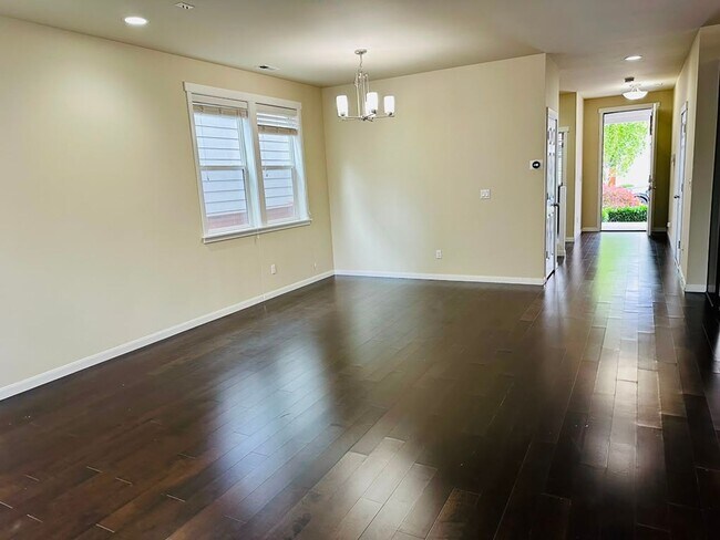 Building Photo - Beautiful 3 bed Home in Bothell in sought after Kings corner community!!