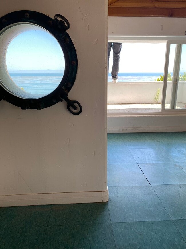 Building Photo - 6581 Del Playa Dr