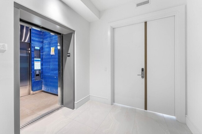 Building Photo - 220 Lake Shore Dr