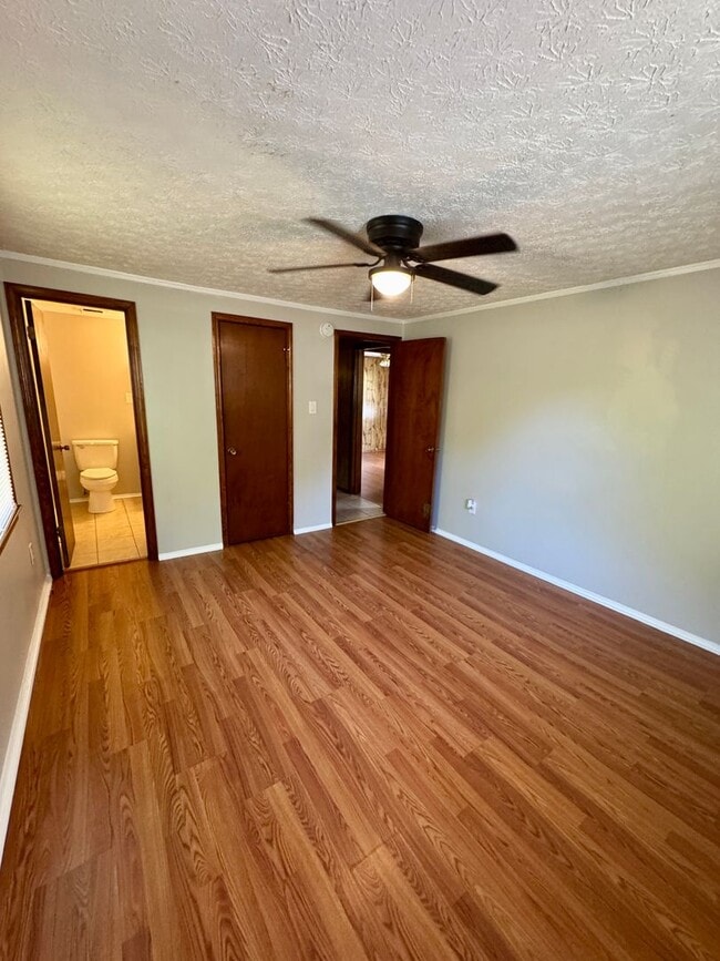 Building Photo - Move-in Ready!