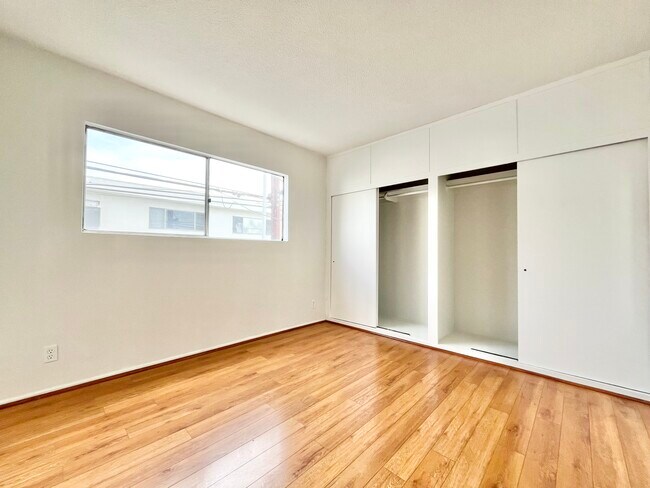 Building Photo - 1142 N Orange Grove Ave