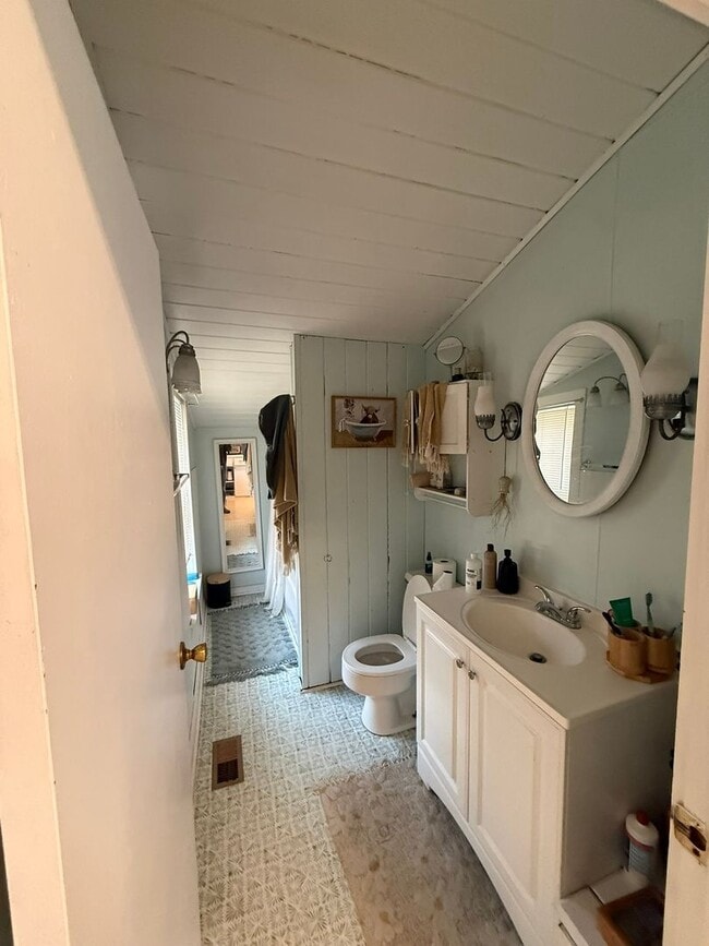 Building Photo - 227 S H St