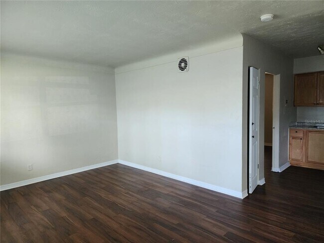 Building Photo - 2219 Highland St S