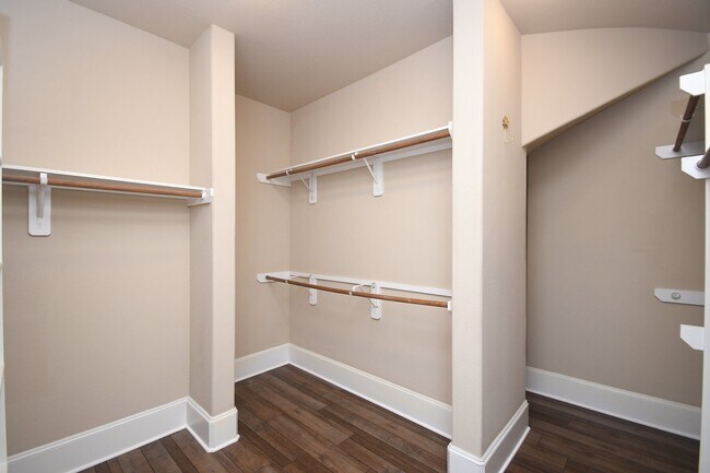 Building Photo - 606 Whitney Oaks Ln