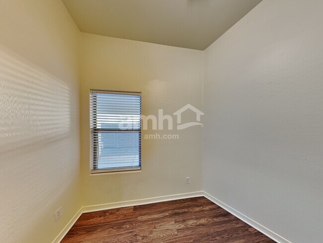 Building Photo - 2033 W Vineyard Plains Dr