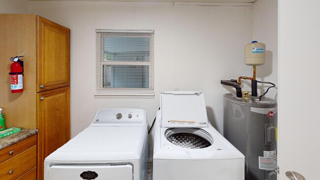 Building Photo - 3900 Baywoods Dr