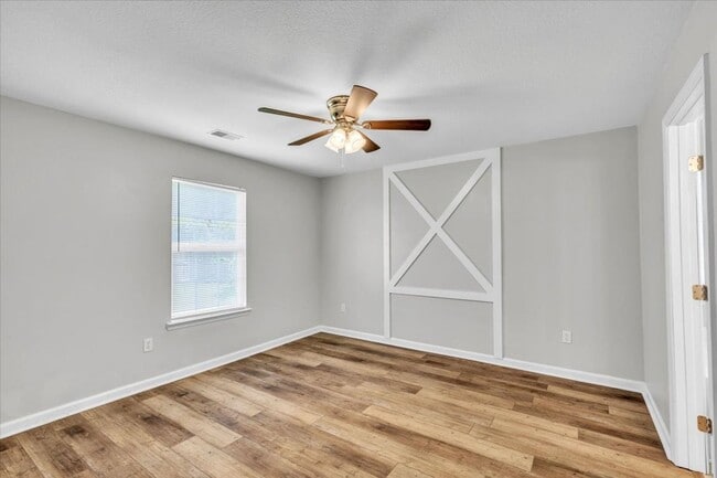 Building Photo - Perfectly Located 3 Bed, 2 Bath Home in Li...