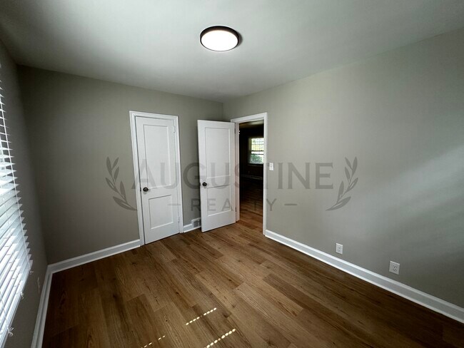 Building Photo - 2723 Robin Hood Dr
