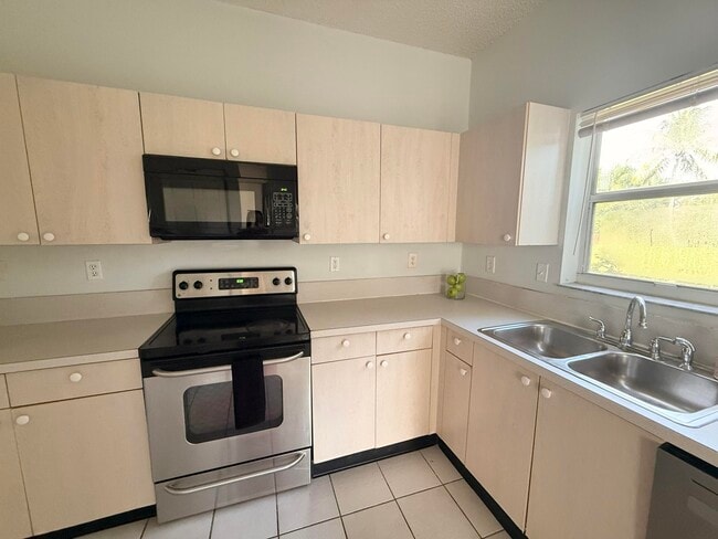 Building Photo - 12077 Pointe Cir
