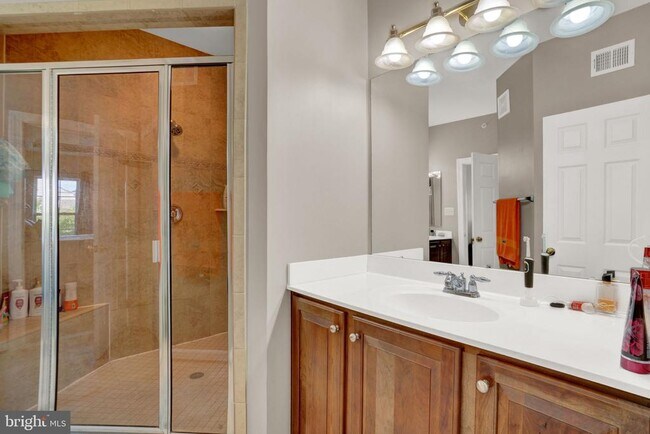 Building Photo - 2460 Eastbourne Dr