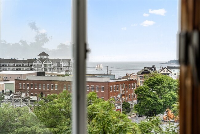 Building Photo - 100-102 Main St