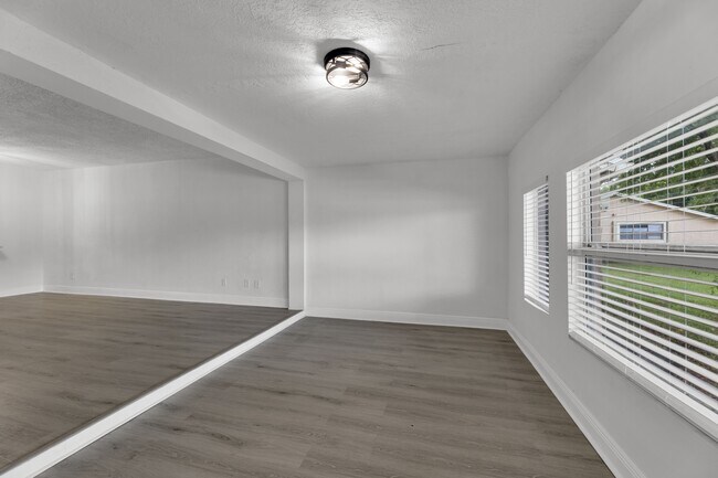 Building Photo - 904 Banks Rd