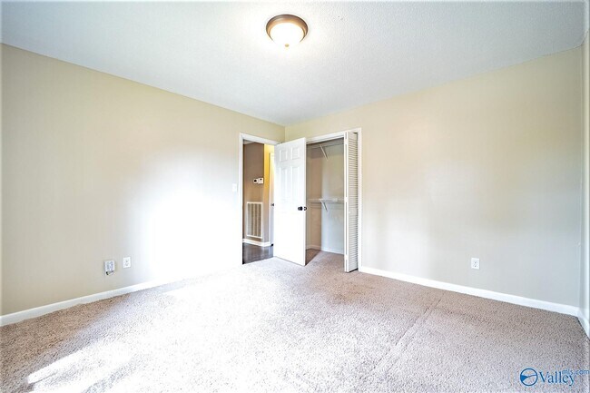 Building Photo - 710 Crestview Dr