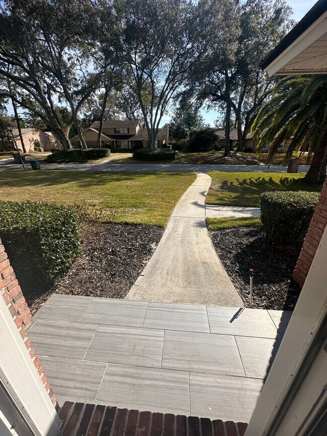 Building Photo - Popular Cathedral Oaks, Elegant Home