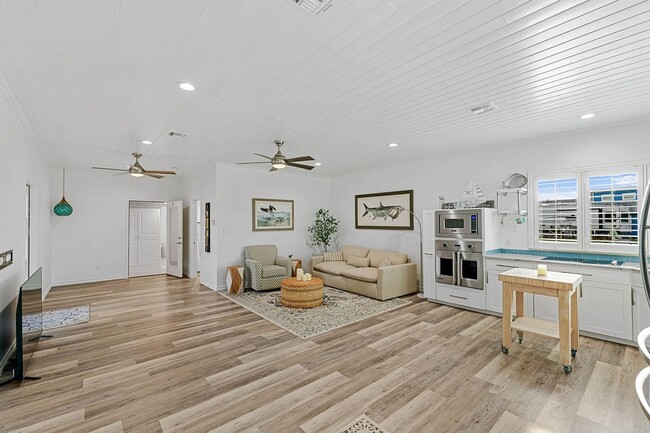 Building Photo - Charming 1BR plus bonus room, 2 full bath ...