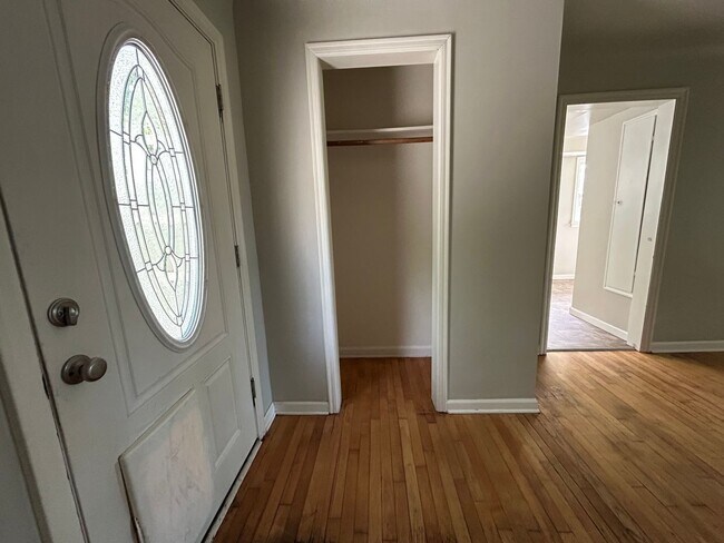 Building Photo - 2 Bed, 1.5 Bath Home with Basement and Sunroom