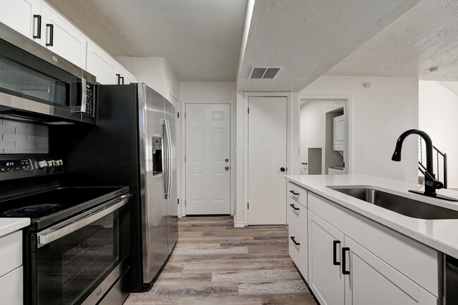 Building Photo - 727 Vicksburg Ave