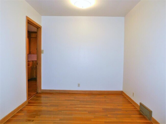 Building Photo - 1713 Crescent St