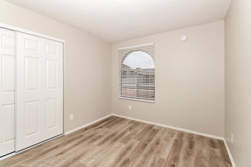 Building Photo - 1418 S Gecko Rd