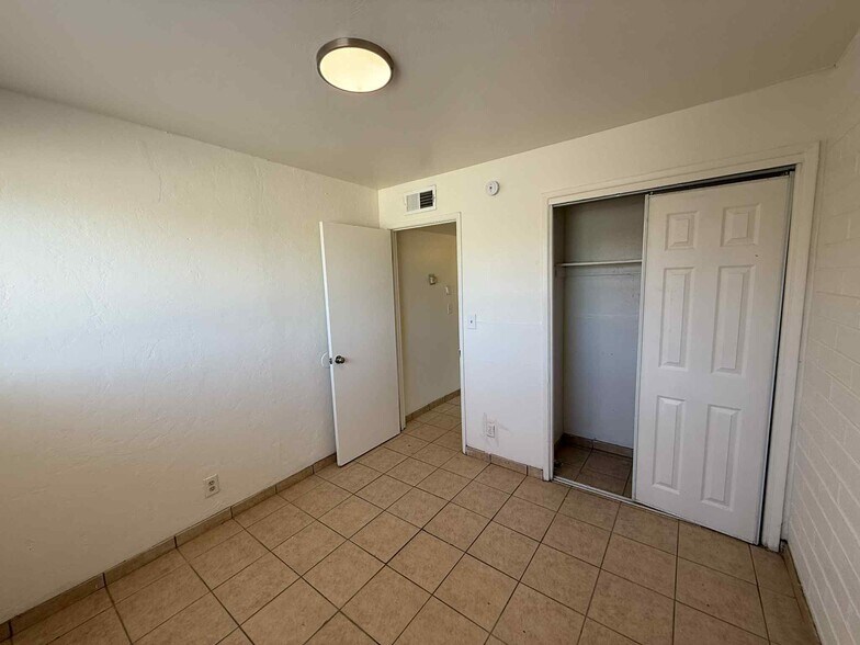 Building Photo - 4904 S 13th Ave