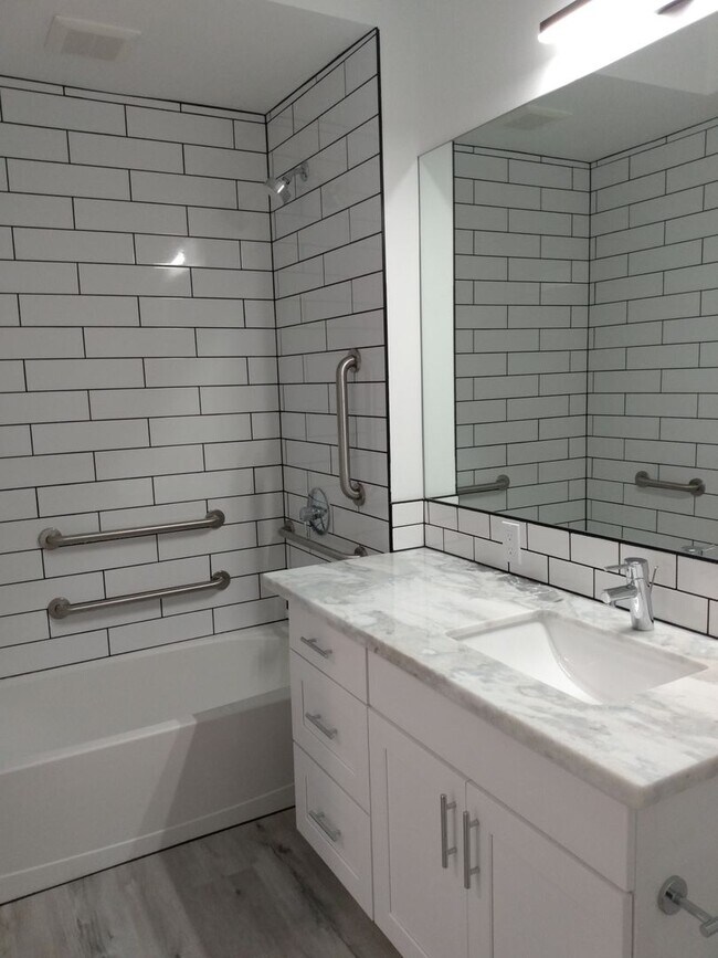 Building Photo - Pre-Lease This Beautiful 1 Bed 1 Bath + Den | In-Unit Washer/Dryer | AC