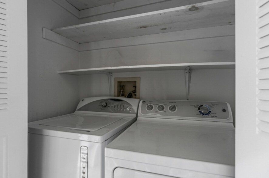 Building Photo - 1407 Doolittle Dr