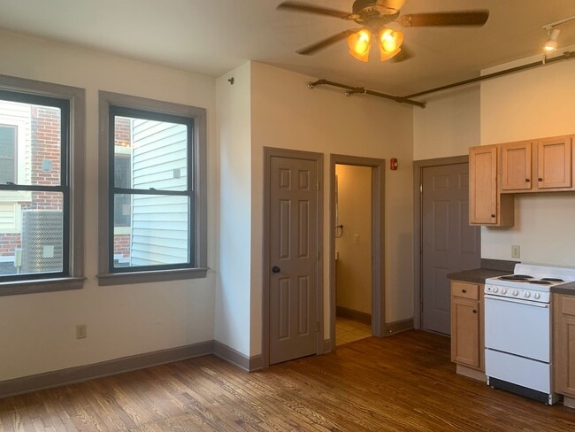 Building Photo - Available Now! Modern 1 Room Studio Apartment in Downtown York City Building