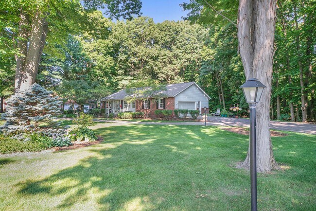 Building Photo - Beautiful 3BD/2.5BA Ranch in Park-like Setting