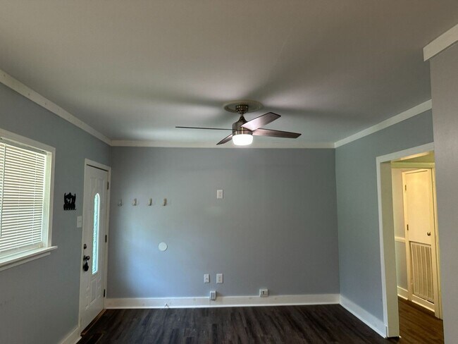 Building Photo - 2 Bedroom Pet Friendly Home For Rent Near ...