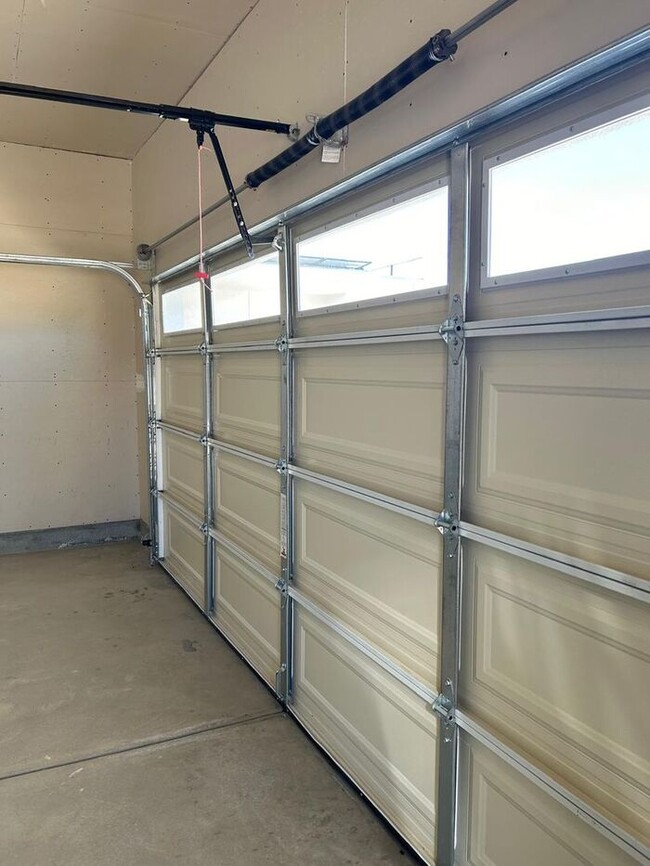 Building Photo - Stunning 3 Bedroom 2 Bathroom House for Re...
