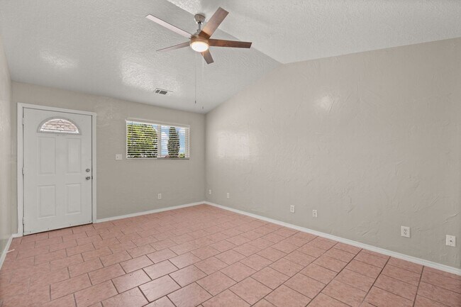 Building Photo - 530 Arizona St