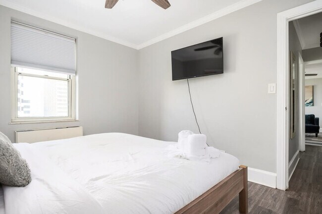 Building Photo - 300 W Peachtree St NW