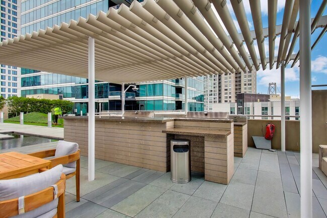 Building Photo - Luxury High-Rise Living | Stunning Bay Bridge Views from the 31st Floor