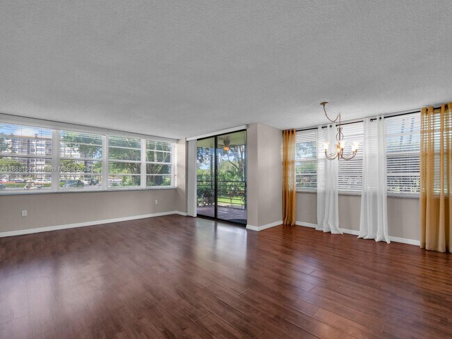 Building Photo - 1000 St Charles Pl