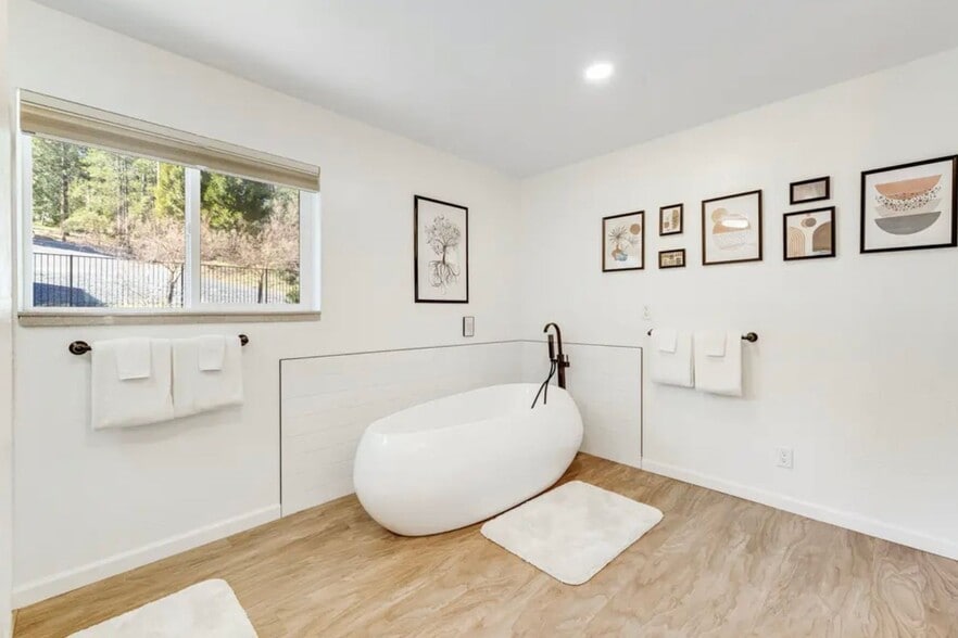 Building Photo - 19926 Pine Mountain Dr